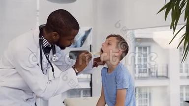 男医生儿科医生，耳鼻喉科医生，检查可爱的小男孩喉咙。